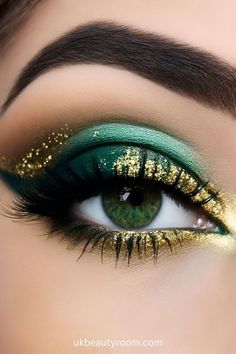 Boho Makeup Looks Wedding, Blue Eye Makeup Outfit, Smokey Eye Makeup Step By Step Blue Eyes, Blue Makeup For Green Eyes, Blue Green Eyes Makeup, Vibrant Eyeshadow Looks, Blue And Green Eyeshadow Looks, Gold And Green Makeup, Dark Green Makeup Looks