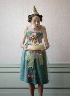 a woman holding a cake with candles on it in front of her face and the caption says, so por hoy humor