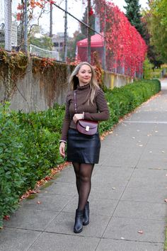 Avec Amber styling a Sezane burgundy crossbody in a fall look. Full post: https://avecamber.blogspot.com/2024/10/fall-style-burgundy-crossbody-bag.html Burgundy Bag, Fall Booties, Wool Peacoat, Turtle Neck Top, Outfit Posts