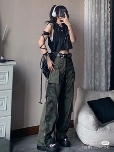 Y2k Grunge Fashion Street Styles, Edgy Clothing Aesthetic, Grunge Outfits With Jean Shorts, Gorpcore Aesthetic Outfits, Y2k Grunge Style Outfits, Grunge Y2k Aesthetic Outfits, Blockcore Outfit Aesthetic, Grunge 2023 Outfit, Pretty Outfits Grunge