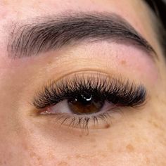 @emilyneduarda_beauty Holiday Lashes, Lashes Extensions, Makeup Bag Essentials, Eyelash Extensions Styles, Pretty Lashes, Natural Eyelash Extensions