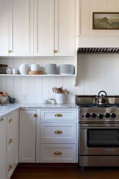 The Grit And Polish, Grit And Polish, Classic White Kitchen, Interior Vintage, Classic Kitchen, Interior Modern, Studio Decor, White Cabinets, Kitchen Style