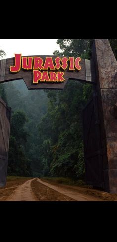 an entrance to a park with the name jurasic park on it