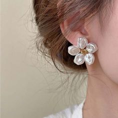 Dinner Party Gifts, Abs Women, Daily Hairstyles, Floral Studs, Stud Style, Opal Earrings Stud, Flower Stud Earrings, Opal Studs, Flower Stud