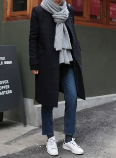 Fall Wadrobe, Daily Moments, Grey Outfit, Minimal Chic, Sneakers Grey, Minimal Fashion, White Sneakers, European Fashion