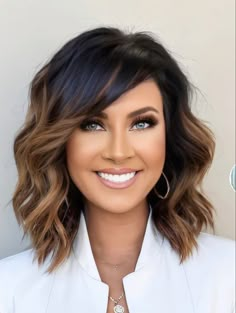 Two Toned Brown Hair Color Ideas, Fall Hair For Dark Hair, Medium Colored Hair, Funky Hairstyles Medium, Fine Hair Medium Length Haircut, Textured Layers Short Hair, Short Messy Bob Hairstyles, Fall Hair For Brunettes, Brunette Bob With Highlights