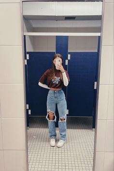 Baggy Jeans Winter Outfit, Baggy Jeans Winter, Blue Ripped Jeans Outfit, Baggy Ripped Jeans Outfit, Jeans And Crop Top Outfit, Jeans Winter Outfit, Light Blue Jeans Outfit, Golf Fits, Drip Outfits