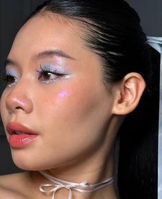 Extraordinary Makeup, Iridescent Eyeshadow, Iridescent Makeup, Eyeshadow Blue, Shiny Makeup, Holographic Makeup, Pink Eyeshadow Look, Blue Eyeshadow Looks, Blue Makeup Looks