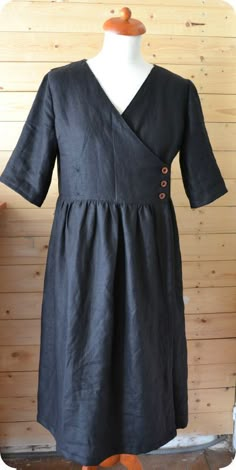 Je vous présente aujourd'hui ma dernière cousette: la robe cache-coeur du Crop Top Dress, Apron Dress, Kurta Designs, Indian Designer Wear, Mode Inspiration, Linen Clothes, Kurti Designs, Sewing Dresses, A Dress