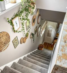 decorating ideas for stairs wall Staircase Astethic, Boho Landing Decor, Boho Stairway Wall Decor, Boho Stairwell Decor, Small Foyer Ideas Entryway With Stairs, Split Level Staircase Wall Decor, Staircase Platform Decor, Boho Stairs Decor, Apartment Staircase Decor