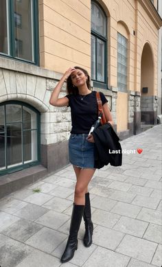 Going Out Outfits Spain, Over Size Dress Shirt Outfit, Jean Skirt High Waisted, Outfits For 21 Year Olds, London Fashion Inspiration, Fall Nyc Outfits Going Out, Spring Black Boots Outfit, Denim Skirt Tall Boots Outfit, Feminine Trendy Outfits