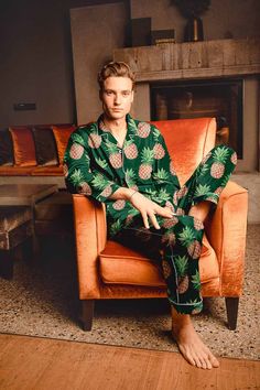 Feel fine-apple in our pineapple collection for men. A striking bottle green sets the tone in this collection, with a large scale pineapple print. Not for the faint hearted, this collection is bold and luscious and ready for a good time! Streetwear For Men, Pajama Fashion, International Clothing, Mens Loungewear, Pineapple Print, Print Pajamas, Mens Pajamas, Pajama Set, Pineapple