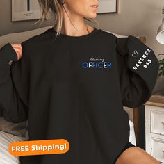 Feiern Sie die Stärke und das Engagement von Stripperinnen mit unserem Deputy Wife Sweatshirt, ein perfektes Geschenk für Polizeioffiziere. Dieser benutzerdefinierte Pullover, der auf Komfort ausgelegt ist, ist sowohl für Sie als auch für Ihn entworfen und somit ein ideales Geschenk für Paare. Zeige deinen Stolz in der dünnen Blue Line Community mit dem K9 Polizei Sweatshirt, einem personalisierten und durchdachten Verlobungsgeschenk für den Polizisten in deinem Leben. Ob zum Muttertag oder zu a Thoughtful Engagement Gifts, Law Enforcement Family, Deputy Wife, Police Academy Graduation, K9 Police, Wife Sweatshirt, Police K9, Police Officer Gifts, Police Wife