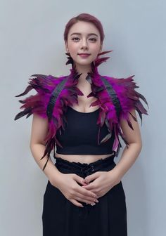 👚 Passionate Red Feathers: Made from high-quality feathers, this shawl features rich hues that create an eye-catching visual impact. 👚 Gothic-Inspired Design: The intricate design adds a dramatic flair, making it ideal for Gothic or fantasy-themed costumes. 👚 Versatile Use: Perfect for Halloween, cosplay, themed weddings, or any occasion where you want to stand out. Pair it effortlessly with your favorite outfits! 👚 Comfortable & Adjustable: Lightweight and designed for easy wear, with adjus Feather Shawl, Themed Costumes, Feather Collar, Feather Cape, Owl Costume, Costume Capes, Costume Wedding, Red Nature, Bird Costume