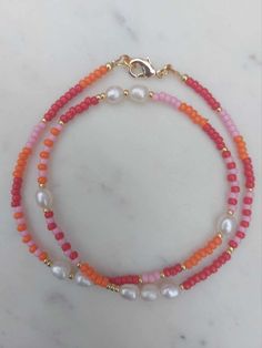 Necklace in seed beads and freshwater pearls. Seed beads in orange, red, pink and gold and white freshwater pearls. Pink And Orange Beaded Necklace, Pearl And Bead Necklace, Seed Beads Necklace, Red Beaded Necklaces, Orange Necklace, Pearl Pink