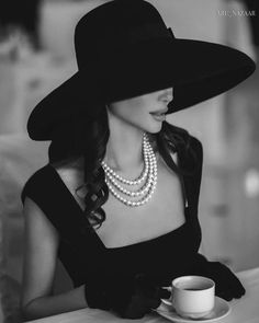 Mode Tips, Vintage Photoshoot, Elegant Hats, Estilo Chic, Trik Fotografi, Feminine Aesthetic, 가을 패션, Black Hat, Vintage Glamour