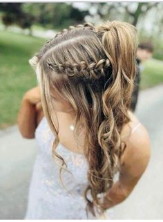 Cute Hairstyles For Junior Bridesmaids, Freshman Hoco Hairstyles, Hoco Hairstyles Down Medium Hair, Braid Hoco Hairstyle, Hair Styles For Hoco Down, Hoco Hair Styles Medium Length, Homecoming Hair Styles 2024, Braided Hairstyles For Teens White, Senior Picture Ideas Hairstyles