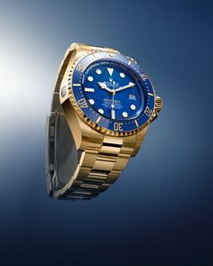 @rolex Deepsea, disponible por primera vez en oro amarillo de 18 quilates. El bisel giratorio unidireccional está dotado de un disco Cerachrom graduado 60 minutos en cerámica azul, que permite a los submarinistas leer su tiempo de inmersión. La anilla de compresión de alta resistencia del sistema Ringlock también está fabricada en cerámica azul, mientras que la válvula de helio y el fondo son de titanio RLX. Lutz Florida, Rolex Deepsea, New Rolex, Oyster Bracelet, Blue Ceramics, Proud To Be, Rolex Watches, Luxury Watches, Digital Painting