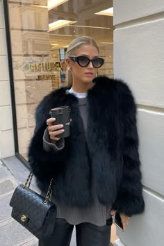 Black Faux Fur Coat Outfits, Chic Black Fur Coat For Fall, Black Fur Coat Outfit Street Style, Furcoats Outfits, Outfits Inspo Winter, Black Fur Coat Aesthetic, Black Fur Coat Outfit, Winter Fashion Aesthetic, Outfits Uggs