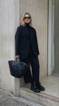 Alexis Foreman, Chill Fashion, Workwear Style, Simple Fall Outfits, Total Black, Style Winter, Looks Black, Black On Black, All Black Outfit