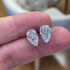 Hochzeit Ohrringe, 13X9 mm Jeder Stein Pear Cut Moissanite Diamant Ohrstecker, Hochzeit Ohrringe, Tear Drop Ohrringe ------------------------------------------------------------------------------ Die Steine im Schmuck sind 𝟏𝟎𝟎% handgefertigt, es wird von unserem erfahrenen Handwerker geschliffen und poliert. 💎 𝐌𝐨𝐢𝐬𝐬𝐚𝐧𝐢𝐭𝐞💎 ist die beste Alternative zum Diamant. ------------------------------------------------------------------------------ ● 𝐌𝐨𝐢𝐬𝐬𝐚𝐧𝐢𝐭𝐞 𝐃𝐞𝐭𝐚𝐢𝐥𝐬 👉 Ha Gold Engraving, Argentium Silver, Platinum Metal, Screw Back Earrings, Moissanite Diamonds, Diamond Stone, Dream Jewelry, Diamond Earrings Studs, Wedding Earrings