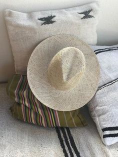 SAN SEBASTIAN TRAVEL FEDORA - Lovely Bird Summer Travel Hat Made Of Palm Leaf, Spring Travel Sun Hat Made Of Palm Leaf, Natural Hats For Travel And Beach Season, Natural Hat For Travel And Beach Season, Natural Color Hat For Beach Travel, Everyday Natural Toquilla Straw Hat, Beachy Woven Straw Hat For Travel, Everyday Straw Fedora In Natural Color, Beachy Panama Hat For Vacation