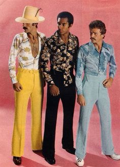 La chemise est cintrée et arbore un grand col que l’on nomme familièrement « pelle à tarte ».  #mode #homme #annees70 #mens #fashion #icons #70s #style #mode #vintage #retro #largepants #pants #motifs #shirts Look Disco, 70s Fashion Disco, 70s Mode, 1970s Men, Outrageous Fashion