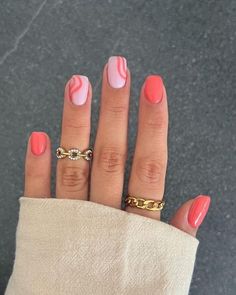 15 Koraal & perzik kleurige nagels voor de zomer - Mamaliefde Coral Nail Designs, Uñas Color Coral, Coral Nail Art, Coral Pink Nails, Coral Nails With Design, Coral Nail, Summer Gel Nails, Squoval Nails, Coral Nails