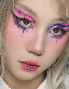 Cool Makeup Designs, Alt Makeup Colorful, Makeup With Colored Eyeliner, Childish Makeup, Howls Moving Castle Makeup, Hyperpop Makeup, Red And Blue Makeup Looks, Colorful Alt Makeup, Makeup Art Face Inspiration