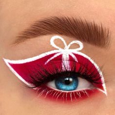 red and white Christmas gift eye makeup look Christmas Eyeshadow Looks, Christmas Party Makeup, Christmas Eyeshadow, Holiday Eye