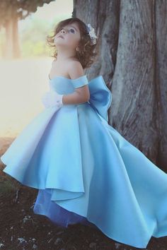 Princess+Hi+Low+Sleeveless+Off+Shoulder+Blue+Flower+Girls+Dresses Email:+mychicdress08@hotmail.com SILHOUETTE+:+Ball+Gown HEMLINE+/+TRAIN+:++Floor+Length STYLE+:++Simple NECKLINE+:+Square FABRIC+:++Tulle SEASON+:++Spring SLEEVE+LENGTH+:+++Sleeveless EMBELLISHMENT+:+++ WAIST+:++Natural... Kids Pageant, Flower Girl Dresses Blue, Satin Ball Gown, فستان سهرة, Bow Knot, Dress Satin, Stretch Satin, Flower Girl Dress, Blue Satin