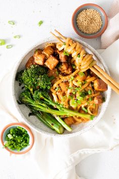 a bowl filled with noodles, broccoli and meat