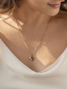 Gold Heart Pendant Necklace Trendy, Gold Heart Shaped Locket Necklace, Gold Heart Necklace Aesthetic, Gold Heart Locket Necklace Vintage, Heart-shaped Gold Locket Necklace, خواتم خطوبة