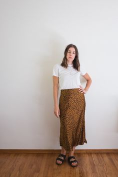 One Skirt - 5 Ways - Seasons + Salt Plain Top Outfit, Cotton Tops Designs, Classy Girls Wear Pearls, Cream Turtleneck, Fun Outfits, Ribbed Skirt, Loose Fit Sweater, Wear Pearls, Plain White Tee