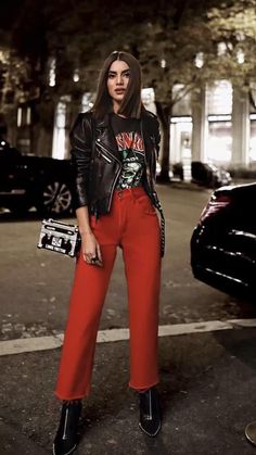 Outfit Pantalon Rojo, Look Rock Chic, Concert Outfit Rock, Rocker Outfit, Look Grunge, Woman In Red, Tokyo Street Fashion, Concert Fashion, Pastel Outfit