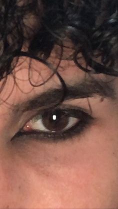 Black Eyeliner On Men, Men In Eyeliner Aesthetic, Man Eyeliner Aesthetic, Rock Eyeliner Men, Male Eye Shadow, Men’s Eyeliner Looks, Smudged Eyeliner Men, Emo Makeup Looks Men, Punk Rock Eyeliner