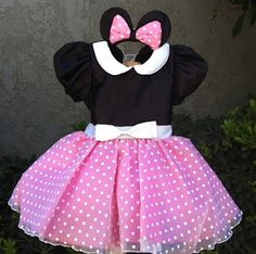 a minnie mouse costume is displayed on a mannequin