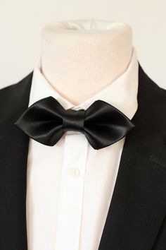 "MENS bow tie style. This is a big Black mens satin butterfly oversized bow tie. Suitable as a tuxedo suit wedding bow tie or groomsmen bow tie gift. Also can be for boys prom, homecoming bow tie. Made in Europe out of premium not too shiny satin cotton fabrics. * 2 layers Pre-tied bow size: 4\" x 3\" approx. * Adjustable fabric strap with metal hardware to neck size: 14\" - 19.5\"" Bowtie Groomsmen, Bowtie Wedding, Boys Formal, Groom Bowtie, Prom Suit, Bow Ties For Men, Groomsmen Bowtie, Woodsy Wedding, Ford Black