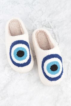 Tread warily in these fleece slippers with a menacing Evil Eye! Put the fear of fashion in any visitor with this season's must-have slipper. Keep your feet cozy in style -- an evil surprise awaits any who test you! Small (5-6) Medium (7-8) Large (8-9) XL (10-11) Bearpaw Slippers, Ugg Dakota Slippers, Fleece Slippers, Christmas Slippers, Best Slippers, Minnie Mouse Christmas, Black Pumpkin, Pink Slippers, Comfy Slippers