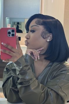 Mom Hairstyles Black Women, Skunk Bob Hair, Classy Black Woman Hairstyle, Mom Cut Black Women, Bob Outfits For Black Women, Grown Women Hairstyles, Baddie Bob Hairstyles, Side Bob Black Women, Short Bob Quick Weave