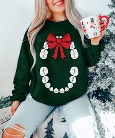 Tooth Sweatshirt Oral Surgeon Wreath Sweatshirt Prosthodontist - Etsy Tooth Shirt Ideas, Orthodontic Shirts Braces, Christmas Dental Shirt, Holiday Dental Office Shirts, Dental Christmas Decor, Tooth Sweatshirt, Dentist Gift Ideas, Dental Hygiene Graduation, Dental Christmas