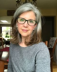 Joni's grey hair transition started when she was in her 50s, and tired of dyeing. She went grey cold turkey with long hair and looks fabulous! Bob Pendek, Hair And Glasses, Best Hair Dye, Covering Gray Hair