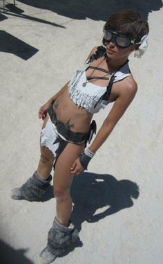 I LOVE her look. Edm Girl, Mad Max Costume, Burning Man Girls, Apocalyptic Clothing, Rave Girls, Post Apocalyptic Fashion, Burning Man Fashion, Apocalyptic Fashion