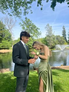 #prom #prompictureposes Prom Couples Green, Prom Inspo Couples, Formal Poses For Couples, Prom Photos Couple, Couple Outfit Matching, Homecoming Couples, Prom Outfits Men