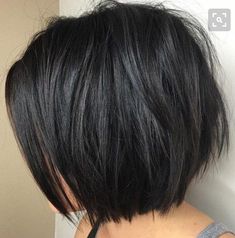 via therighthairstyles.com Messy Bob, Hair Messy, Thick Wavy Hair, Bob Hairstyles For Thick, Short Bob Haircuts, Penteado Cabelo Curto, Haircut For Thick Hair, Medium Hair Cuts, Short Bob Hairstyles