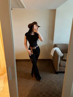 #ootd #outfitvaquero #western #baile Flared Jeans Outfit Vaquera, Outfits With A Black Bodysuit, Mexican Boots Outfits Women, Thanksgiving Outfit Vaquera, All Black Jaripeo Outfit, Bull Riding Outfits For Women, Cold Vaquera Outfits, Outfits For Jaripeo, Cowboy Outfits For Women Black