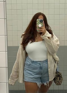 Outfit Curvy, Curvy Shorts, Curvy Model, Summer Girl, New Aesthetic, Makeup Fashion, Body Positivity, Summer Girls, Fashion And Style