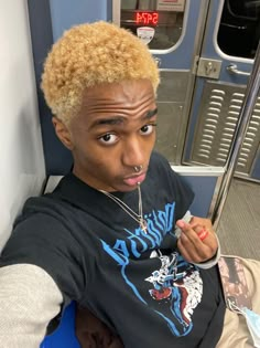 Blonde Buzzcut Men Black, Black Guy Blonde Hair, Blonde Afro Men, Honey Blonde Hair Men, Black Men Blonde Hair, Short Hair Dye Ideas Men, Bleached Afro, Honey Blonde Afro