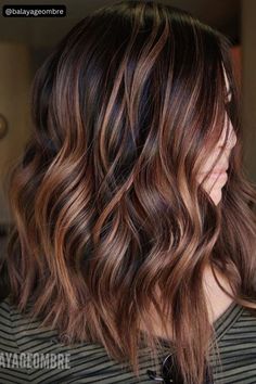 Medium chestnut waves, a pretty and flirty look with highlights and lowlights. Red Highlights In Brown Hair, Red Brown Hair Color, Beer For Hair, Rambut Brunette, Mom Hair, Copper Balayage, Autumn Hair, Copper Highlights, Womens Hair