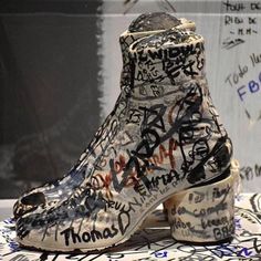 Margiela #classystreetwear | Tabi boot with grafitti | Writing | Letters | Shoes | Footwear | Maison Martin Margiela original Classy Streetwear, Tabi Boots, Maison Margiela Tabi, Cycle Chic, Margiela Tabi, Fashion Sketchbook, Creation Couture, Martin Margiela, Celebrity Art